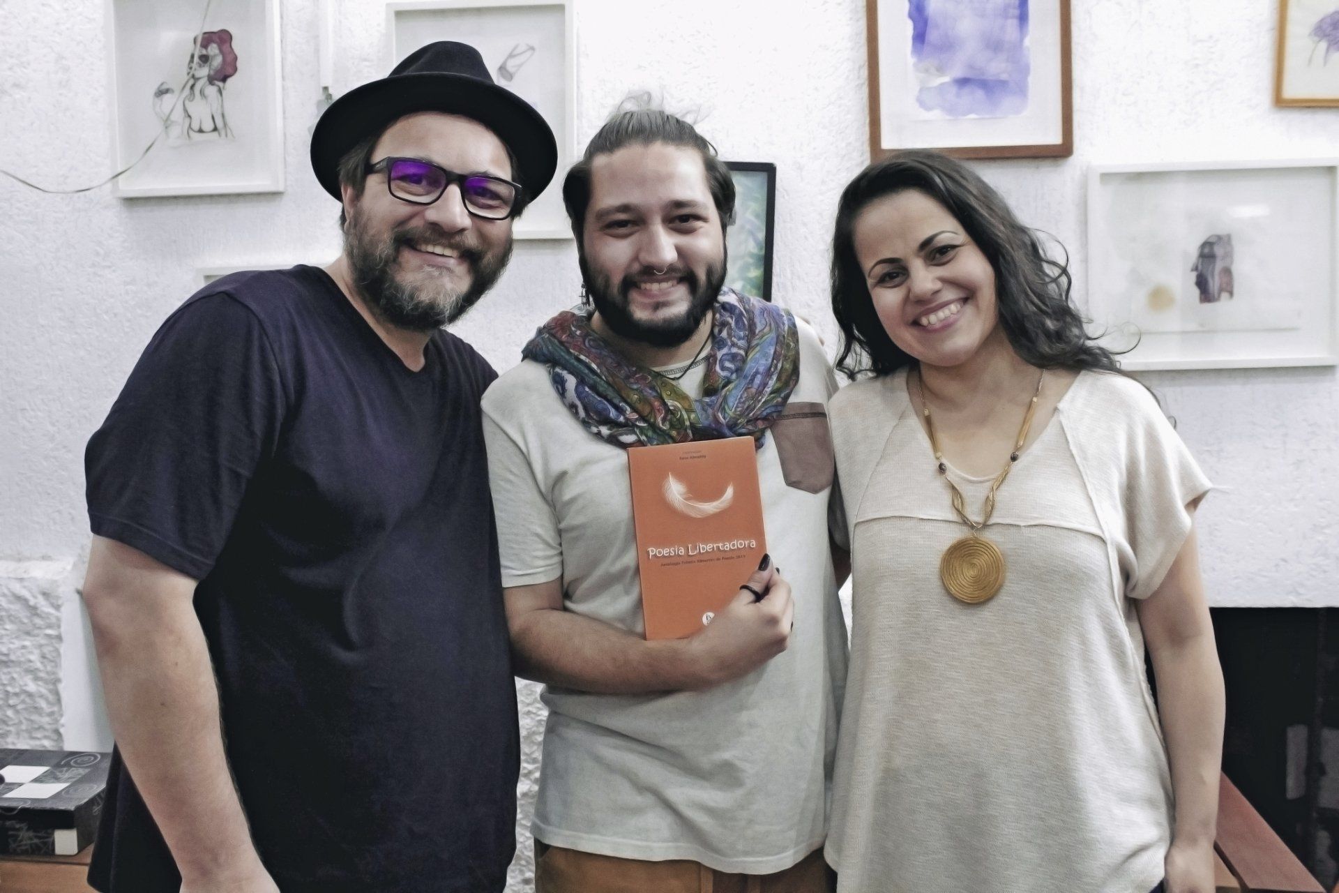 O amigo Caio Medri Marcolino com os editores