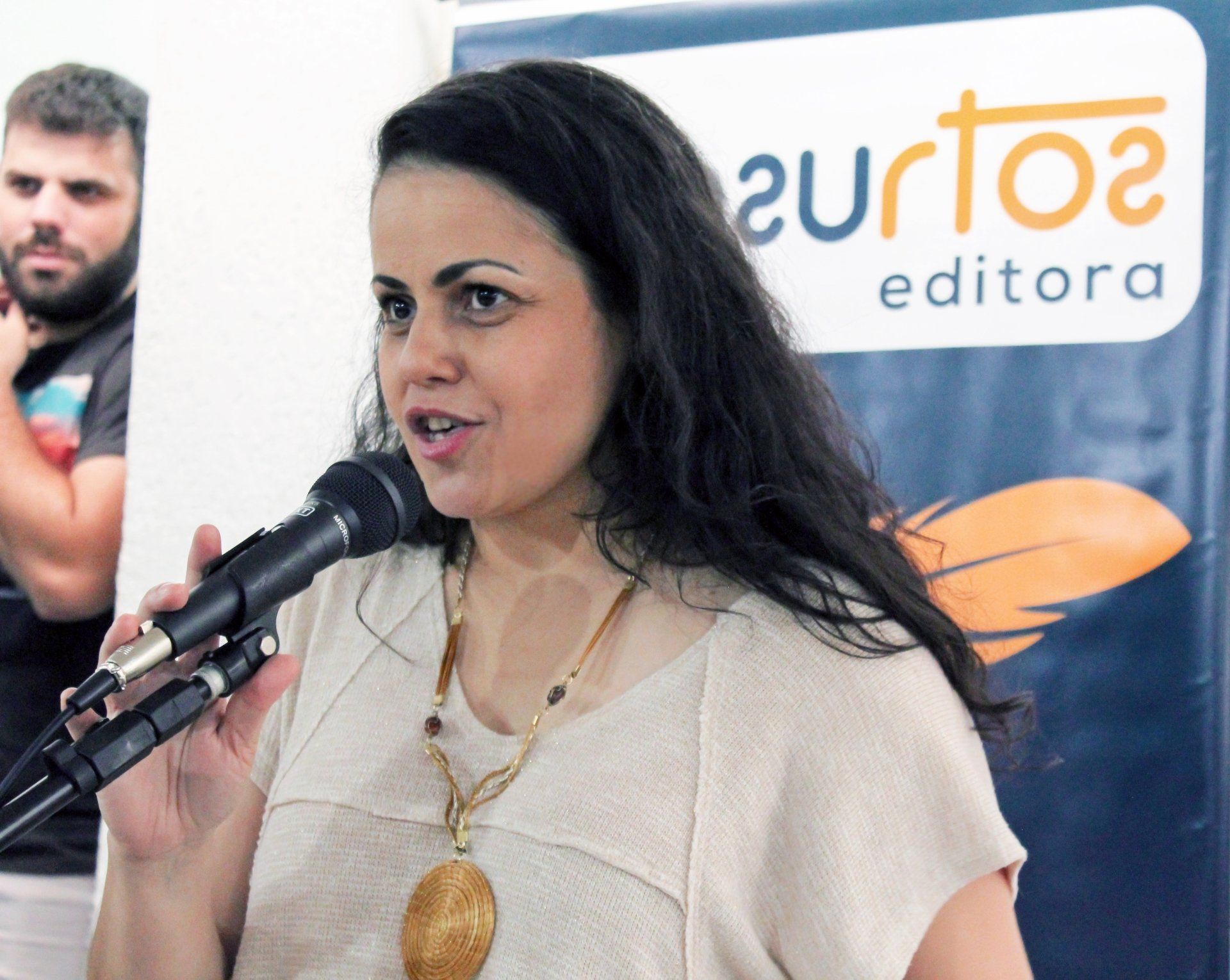 A editora Rose Almeida agradecendo aos convidados presentes ao lançamento