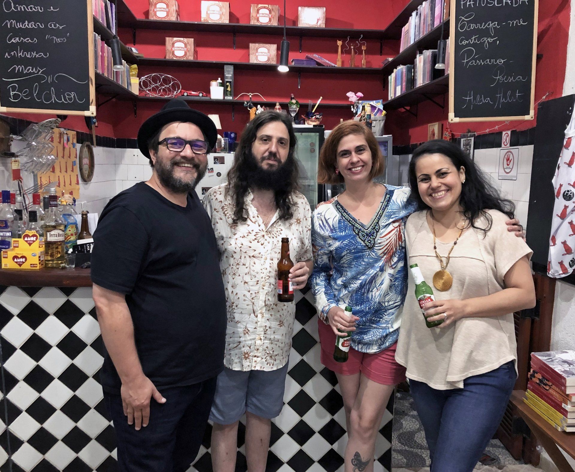 Eduardo Lacerda e Pricila Gunutzmann (ao centro), que abriram as portas da Patuscada – Livraria, bar & café para o evento