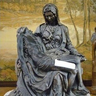 Riproduzione su pietra della Pietà di Michelangelo