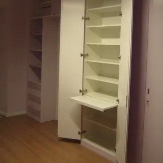 Realizzazione mobile per ufficio in MDF per ufficio aperto con laccatura opaca realizzato su misura - montaggio in ufficio