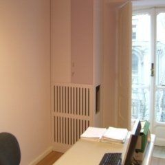 Particolare di copri server con mobile per ufficio  in MDF per ufficio,  con laccatura opaca lilla/bianco  realizzato su misura.