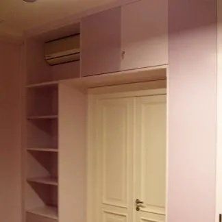 Realizzazione mobile per ufficio in MDF vista aperto con laccatura opaca realizzato su misura - montaggio in ufficio particolare