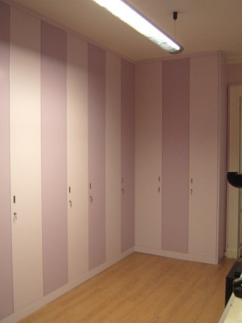 Realizzazione mobile per ufficio in MDF per ufficio aperto con laccatura opaca realizzato su misura - montaggio in ufficio   Particolare di copri server con mobile per ufficio  in MDF per ufficio,  con laccatura opaca lilla/bianco  realizzato su misura.   Mobile per ufficio realizzazione in MDF per ufficio, vista  chiuso con laccatura opaca lilla/bianco  realizzato su misura - montaggio in ufficio