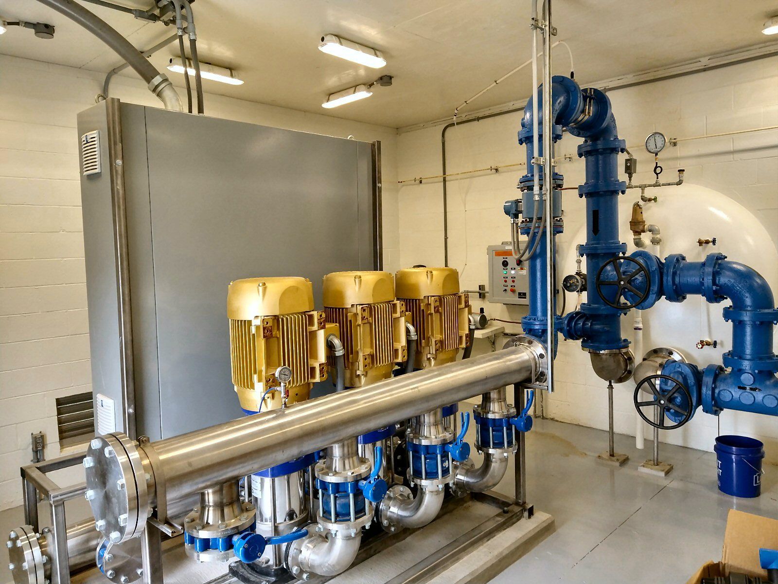 A room filled with lots of pipes and pumps.