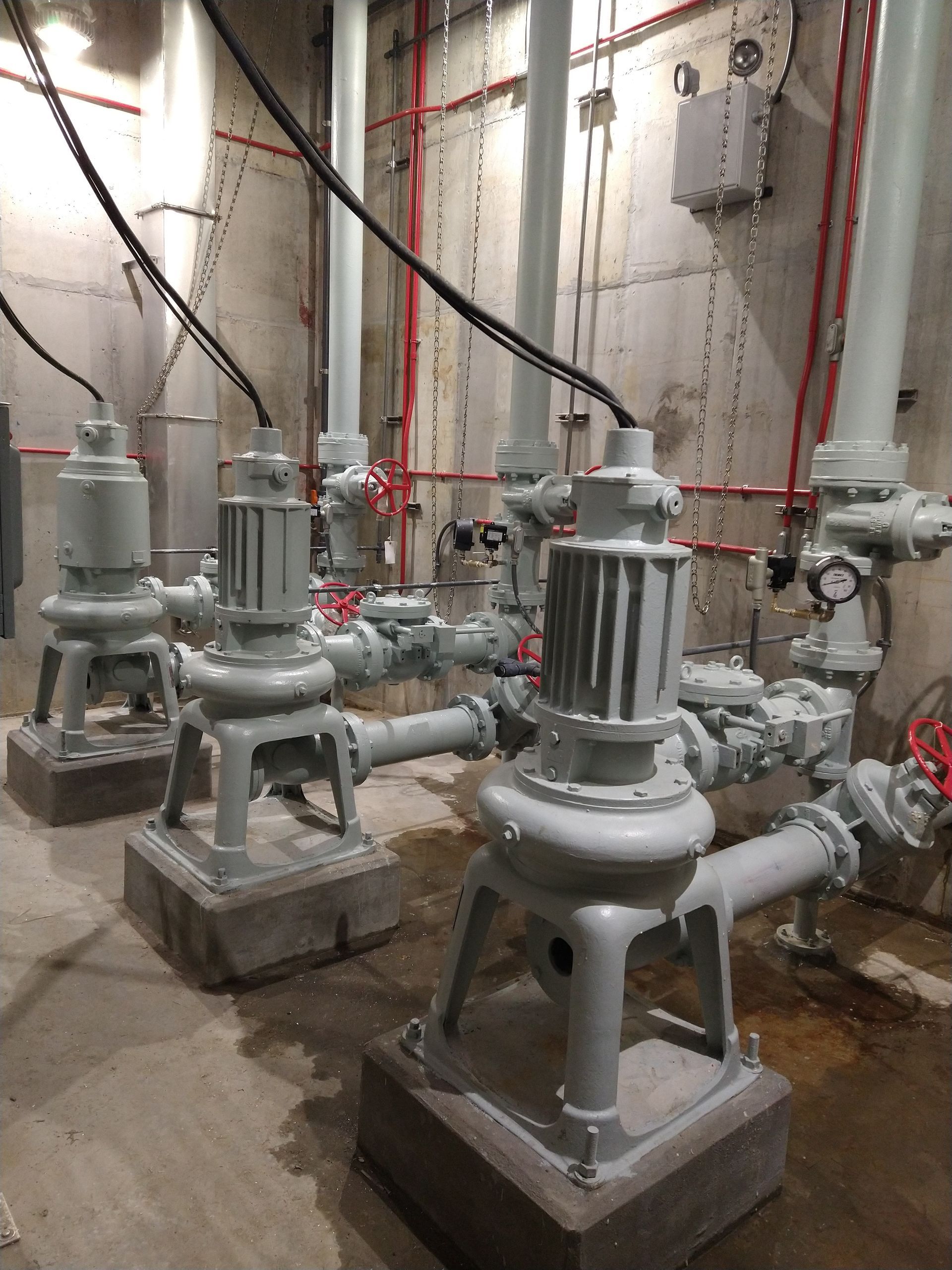 A room filled with lots of pipes and pumps