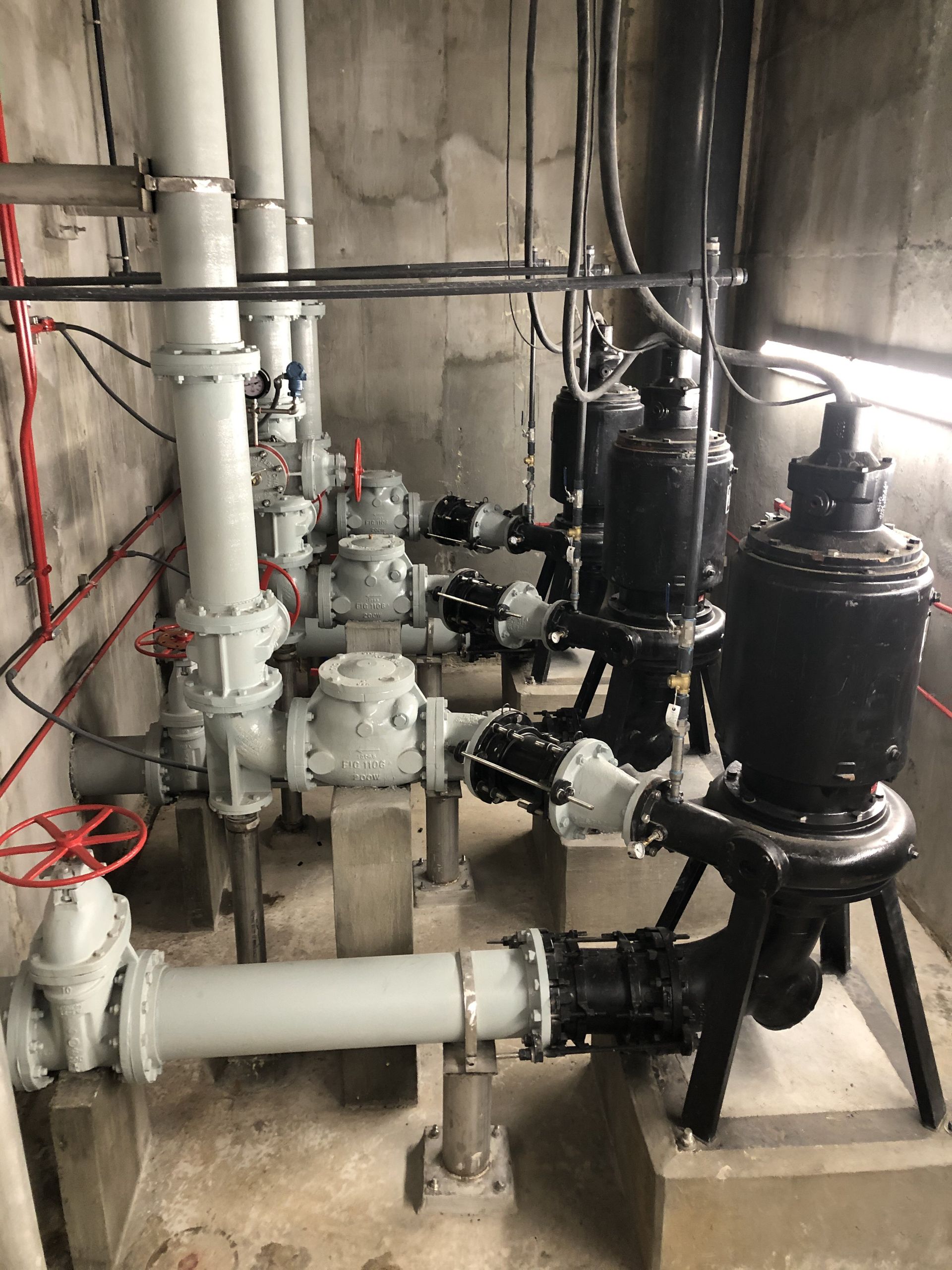 A room filled with lots of pipes and pumps.