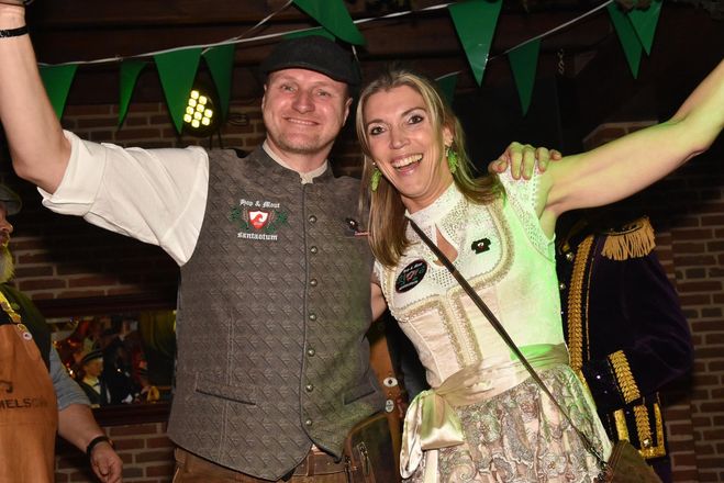 Gele cirkel met daarin een vraagteken, omgeven door een decoratieve zonachtige rand.