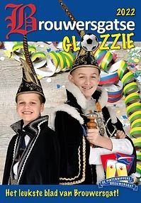 Twee jongens in feestelijke kostuums, met voorwerpen in de hand, met de tekst: 