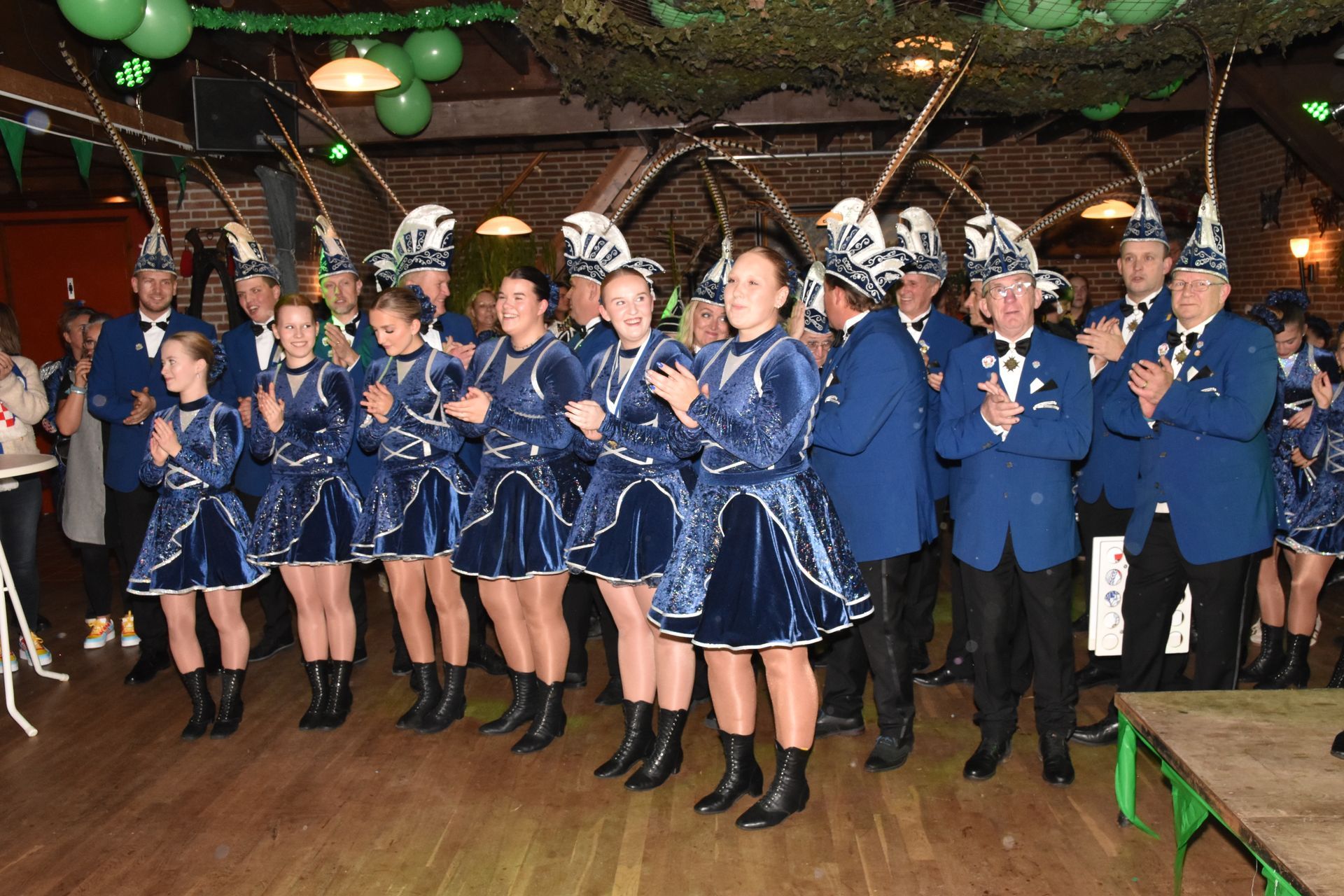 Twee mannen en twee mensen in een koperen brouwketel. Mannen in schorten, één met hoed.
