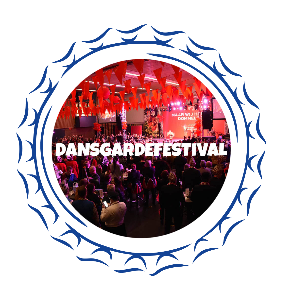 Vijf mannen in blauwe jassen en hoeden met veren staan ​​in een bosrijk gebied, omgeven door een ronde, stenen rand.