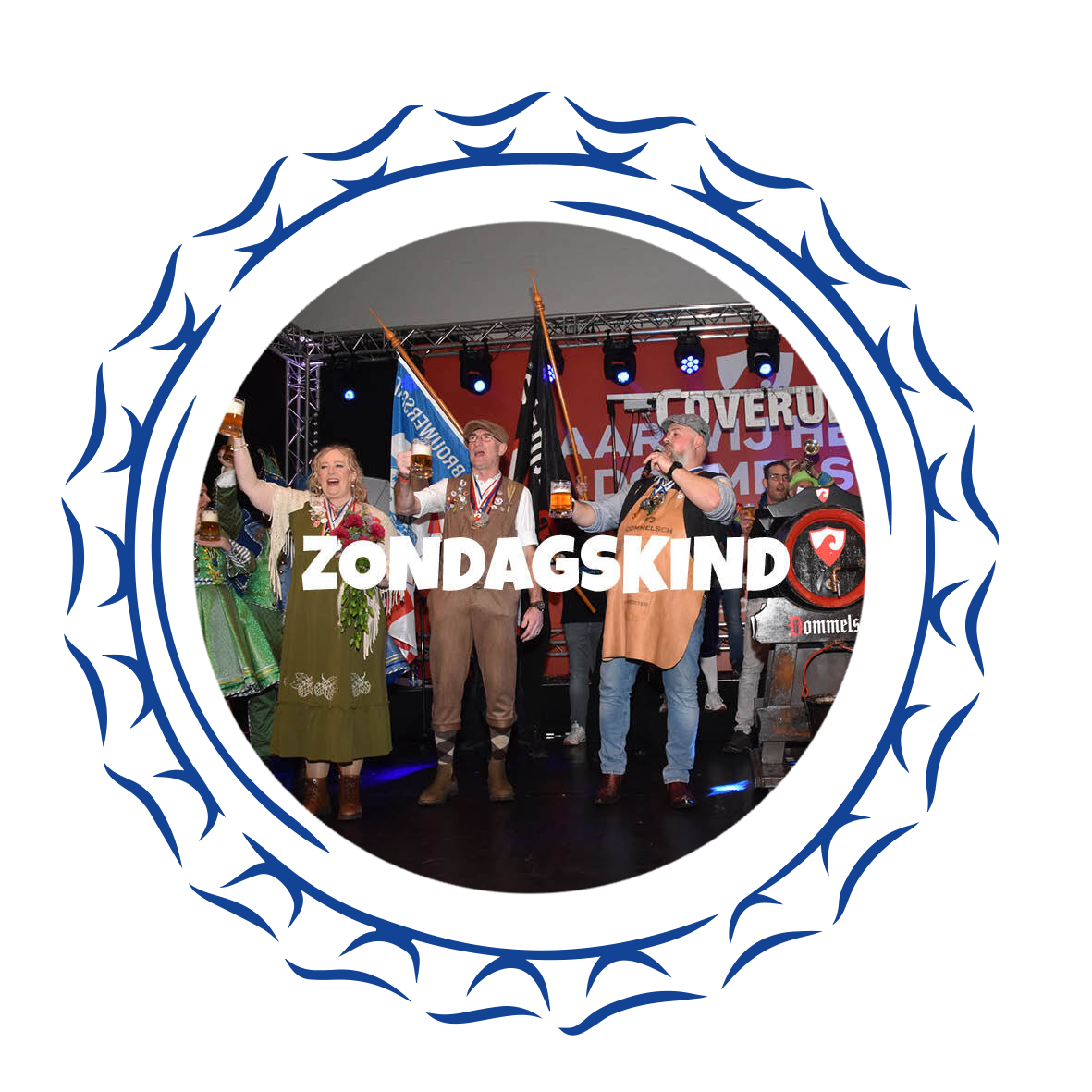 Vijf mannen in blauwe jassen en hoeden met veren staan ​​in een bosrijk gebied, omgeven door een ronde, stenen rand.