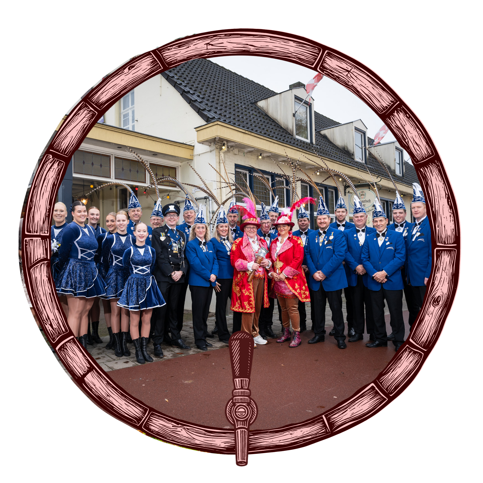 Een groep van zes personen in kleurrijke outfits, die koperblaasinstrumenten bespelen, staat op een grasveld buiten.