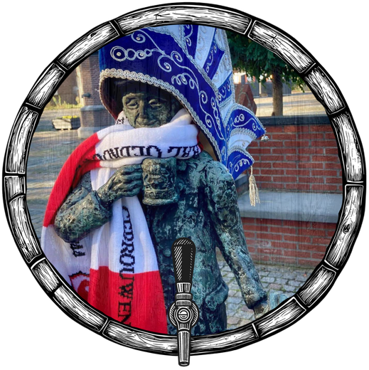 Beeld van een man met een sjaal en een hoed, omlijst door een vat met een kraan aan de onderkant.