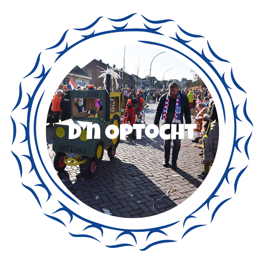 Vijf mannen in blauwe jassen en hoeden met veren staan ​​in een bosrijk gebied, omgeven door een ronde, stenen rand.