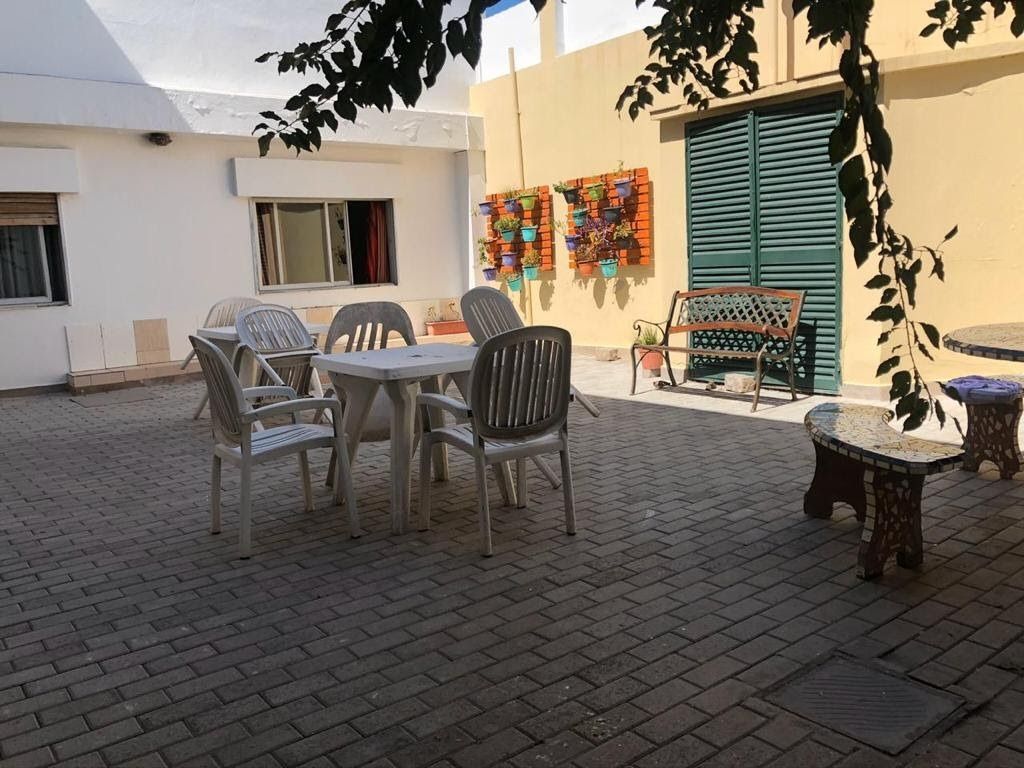 Un soleado patio al aire libre con mesa y sillas