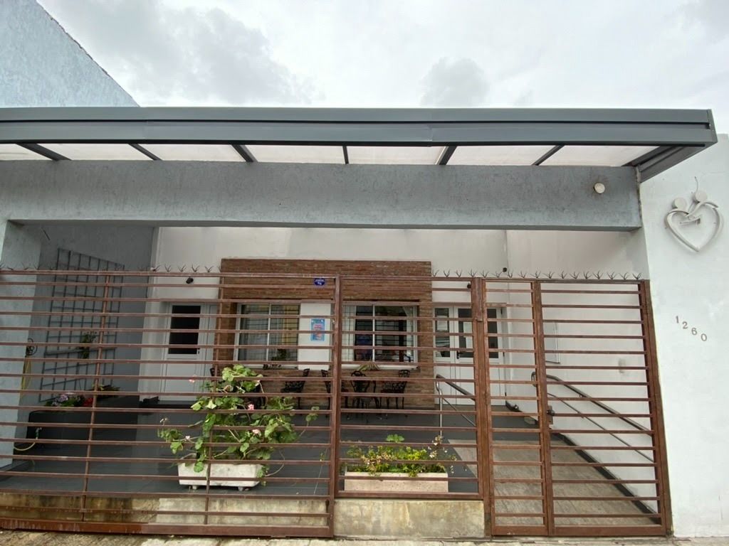 Exterior de una casa blanca con una puerta de metal