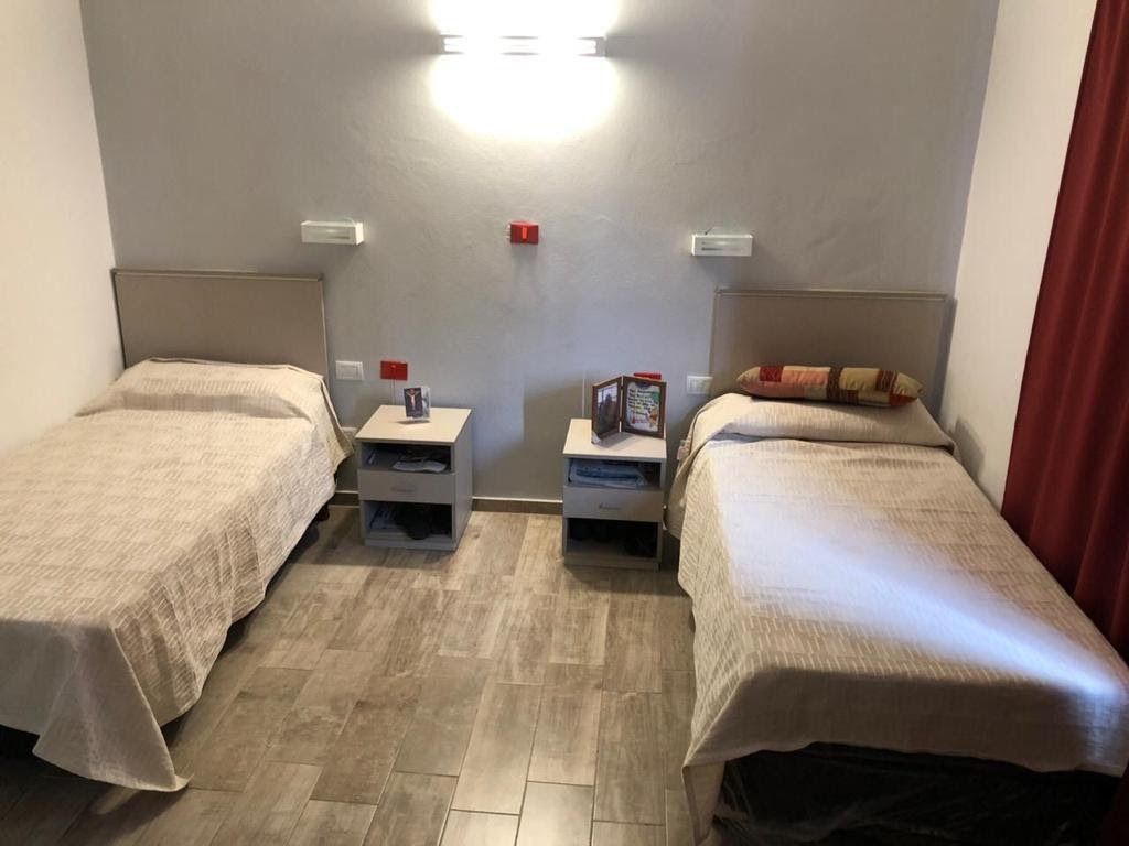 Una habitación de hotel con dos camas 
