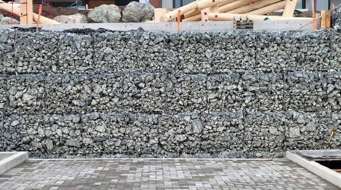 Gabion retaining wall