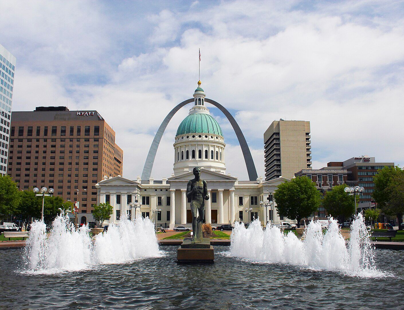 Old Courthouse and Gateway Arch in St. Louis 