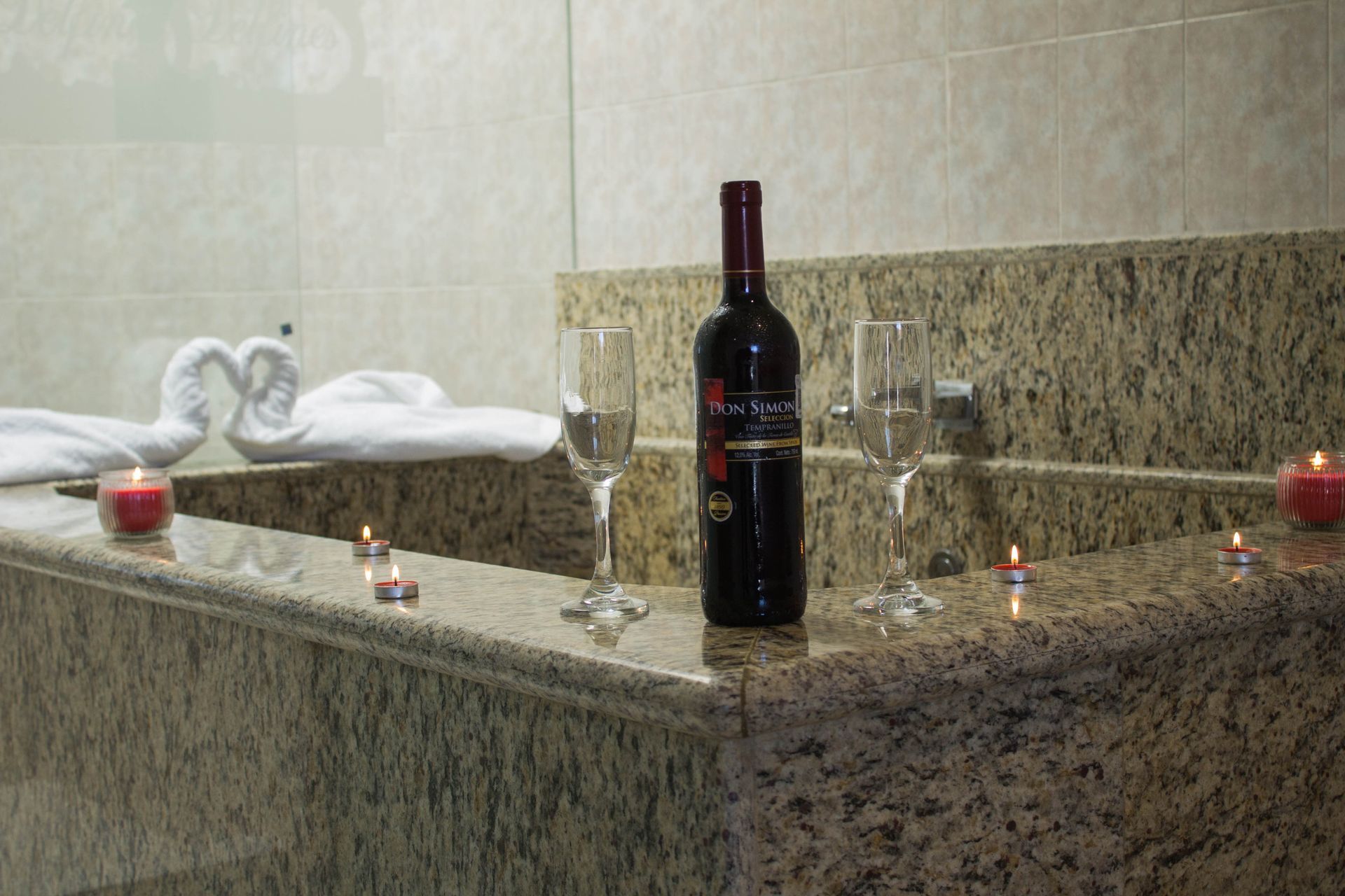 AUTO HOTEL LOS DELFINES  - BOTELLA DE VINO