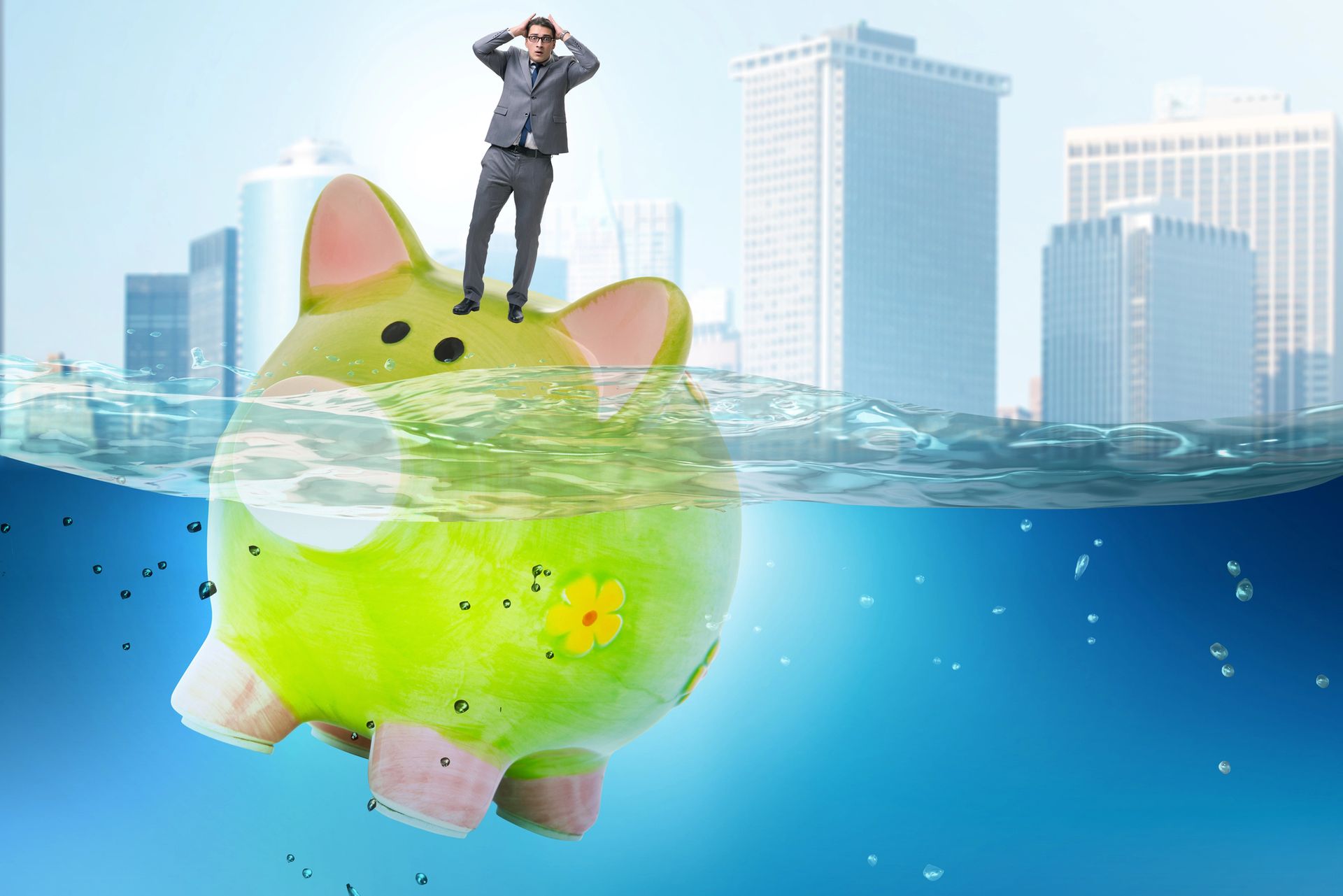 Un gruppo di uomini d'affari cammina sotto la pioggia sotto un ombrello.