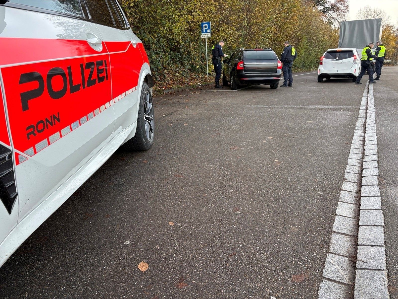 Ein rosa, grün und blau Schild mit der Aufschrift „verdacht acht 117“