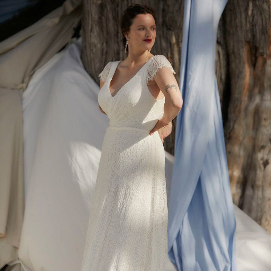 Posy of Threads_Hera Couture Minimalista-Gowns_Curve_Posie Modern in Sand Lily Lace