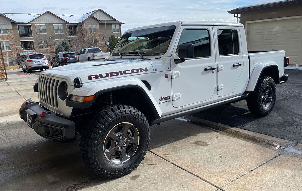 white rubicon jeep