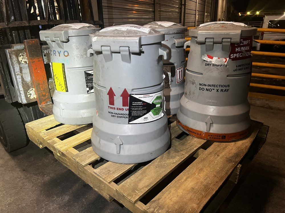 A bunch of containers are sitting on top of a wooden pallet.