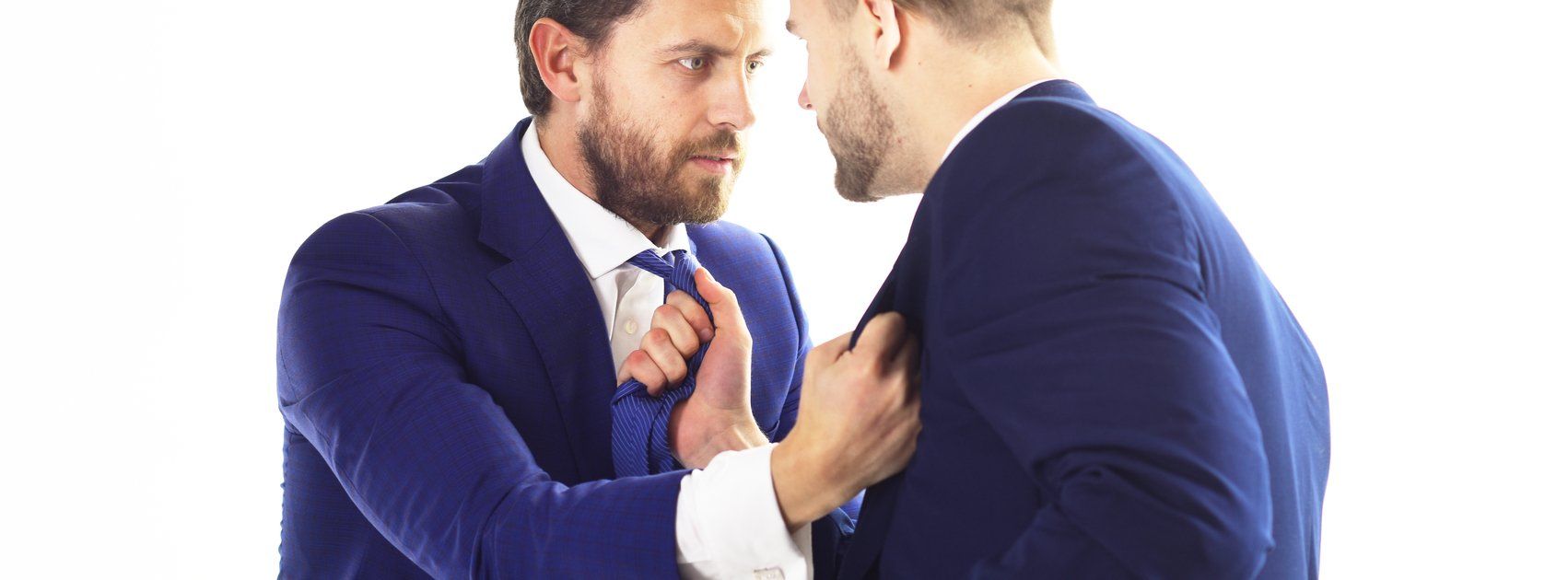 2 businesspartners grijpen elkaar bij de das en de revers