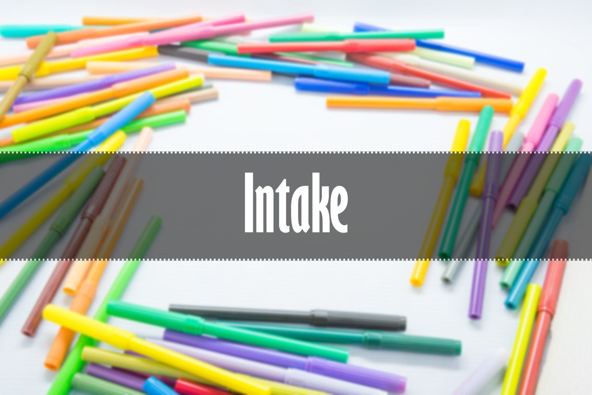 het woord intake is geschreven op een achtergrond van allerlei kleuren viltstiften