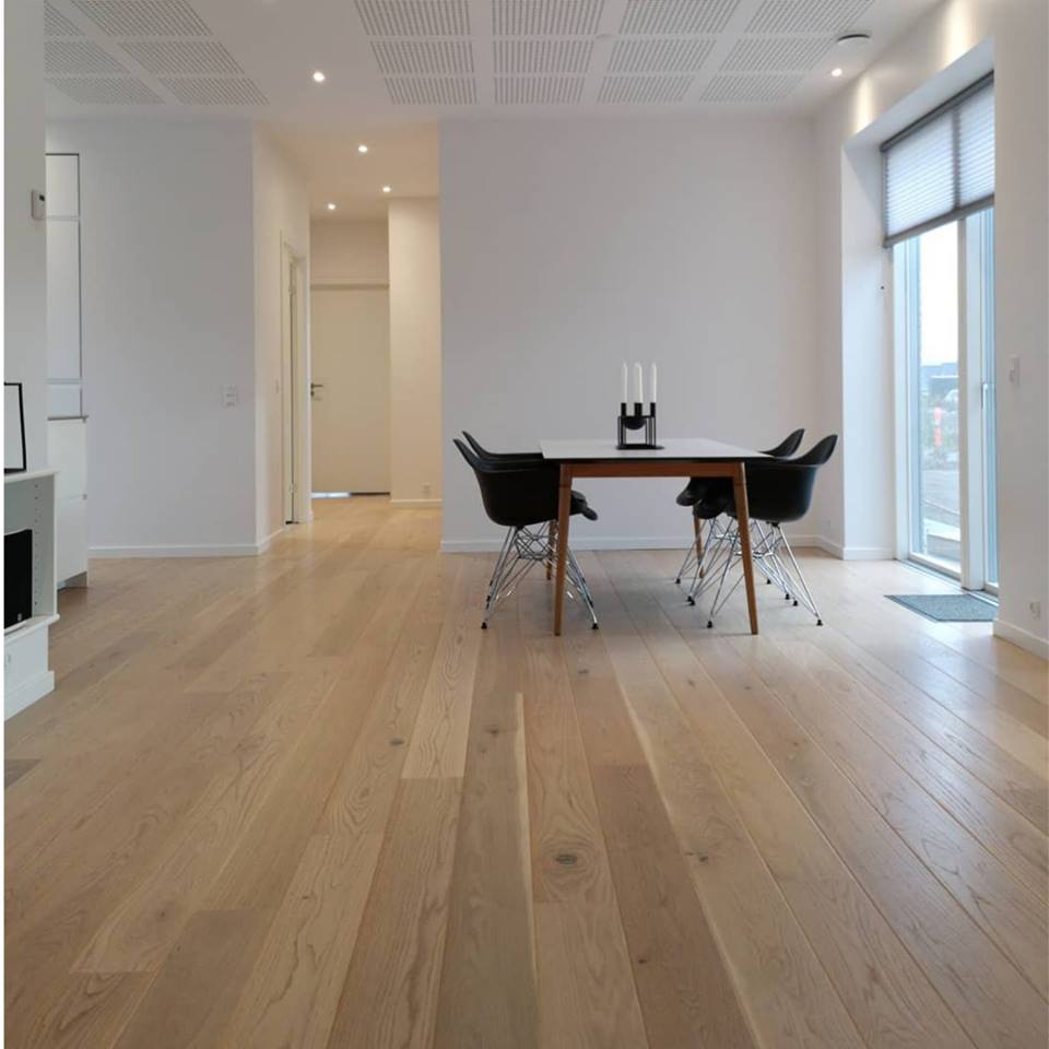 pavimento in legno con battiscopa