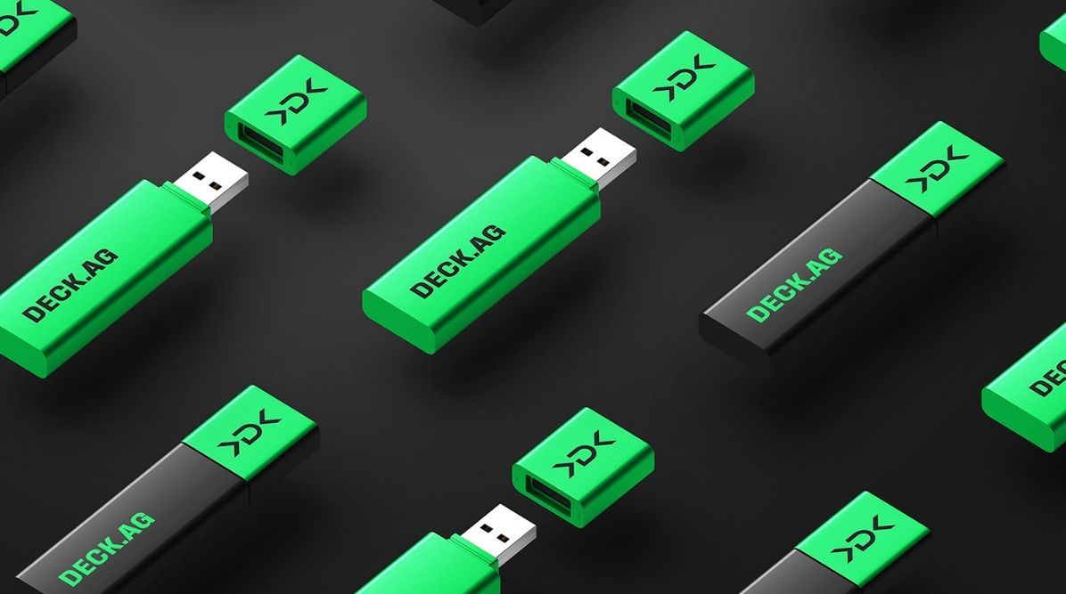 A bunch of green flash drives with the word deckag on them