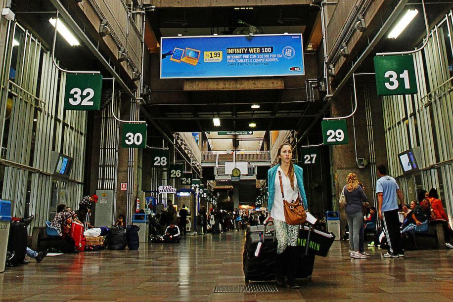 Foto das plataformas na área de embarque do Terminal Rodoviário do Tietê em SP