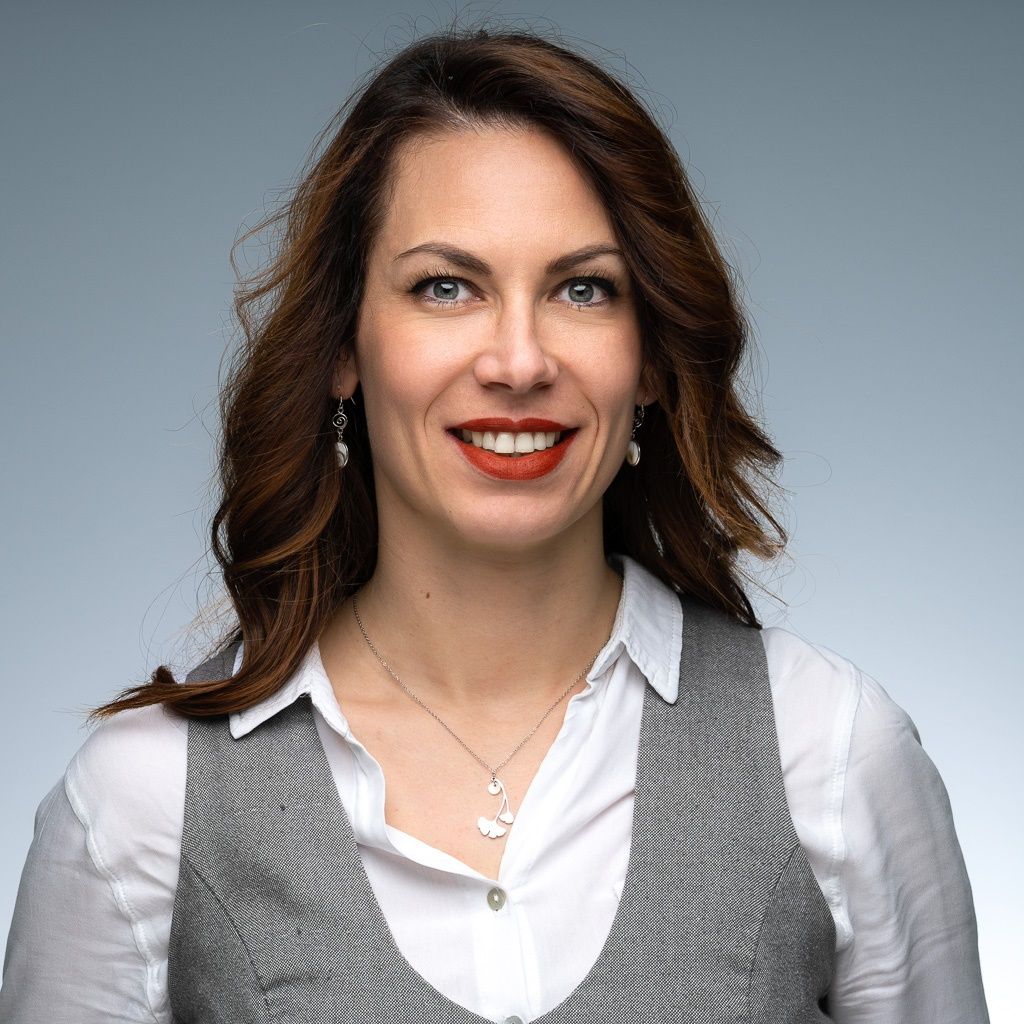 Un gros plan du visage d'une femme portant un col roulé noir.