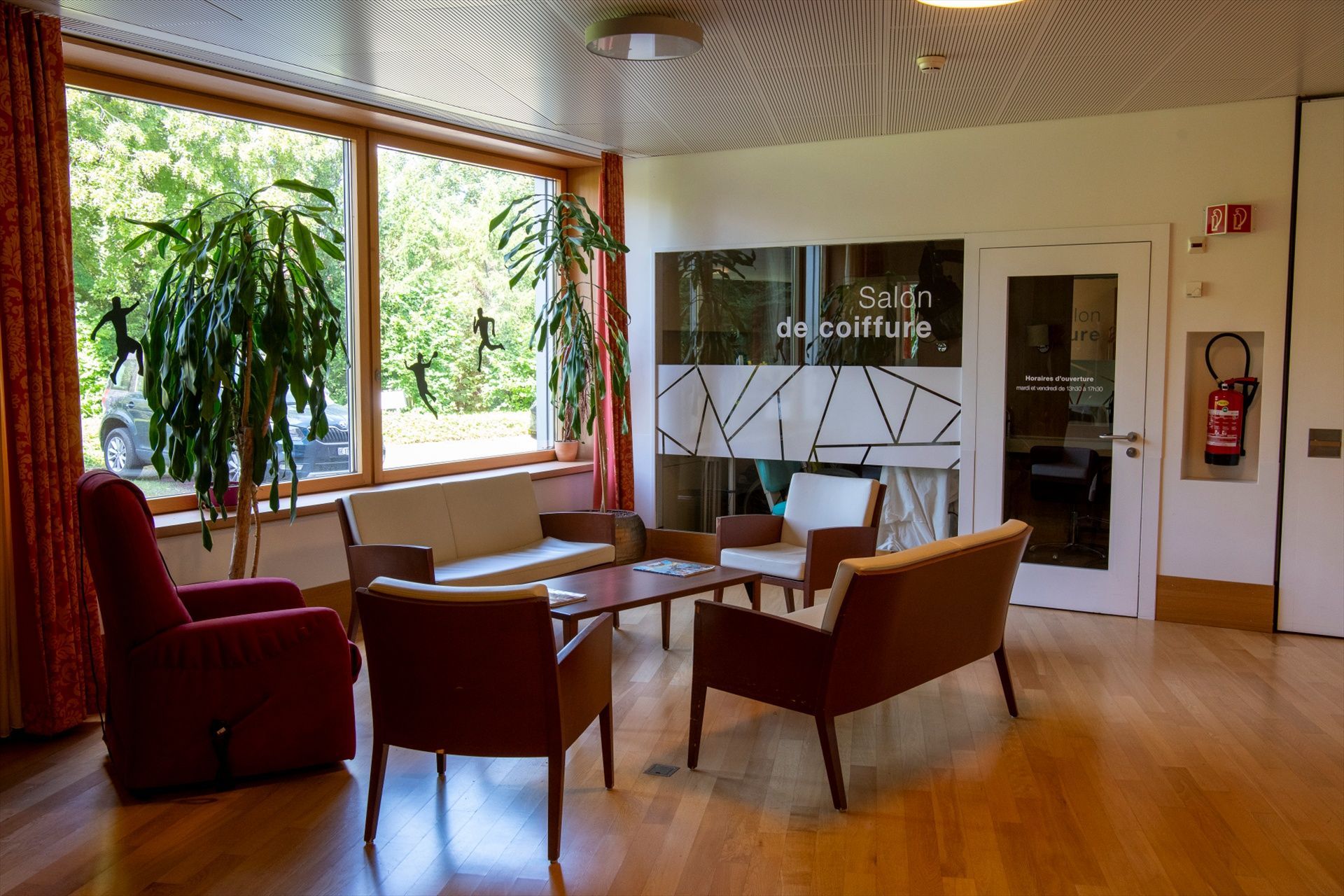 Un salon avec un canapé, des chaises et une table