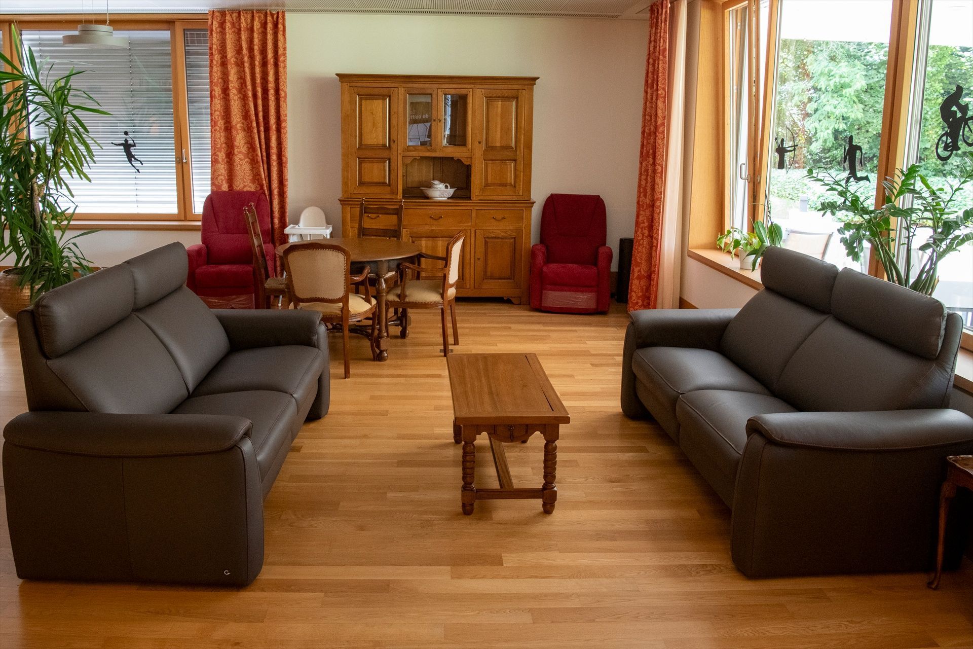 Un salon avec deux canapés et une table