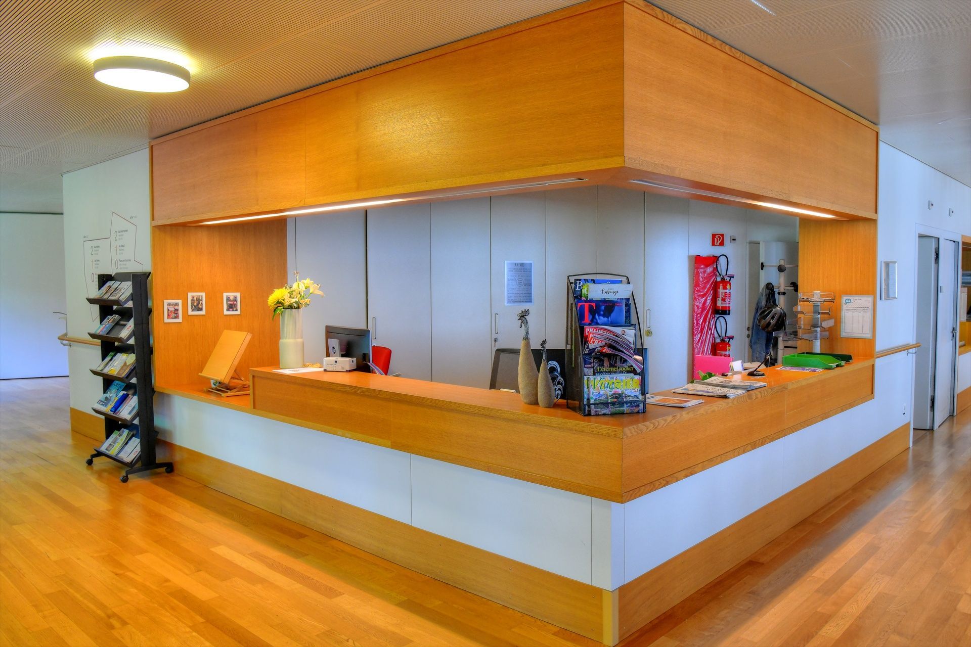 Une réception d'hôpital avec un comptoir en bois