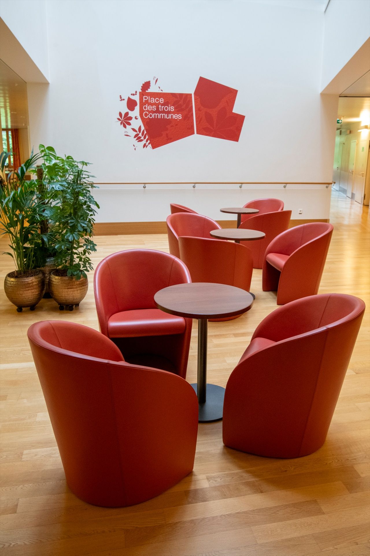 Un groupe de chaises et de tables rouges dans une pièce.