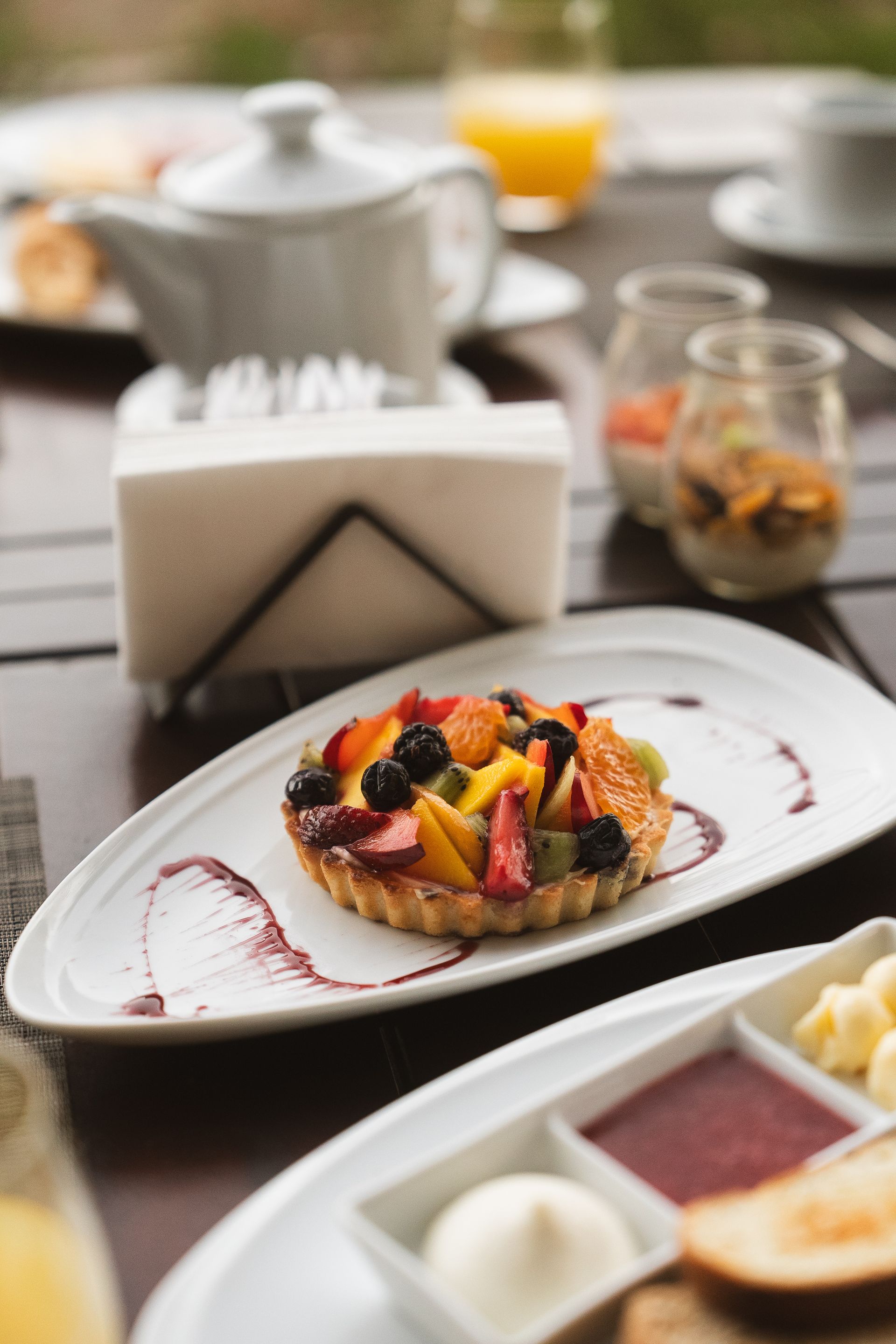 Una bandeja de madera llena de una variedad de alimentos sobre una mesa.