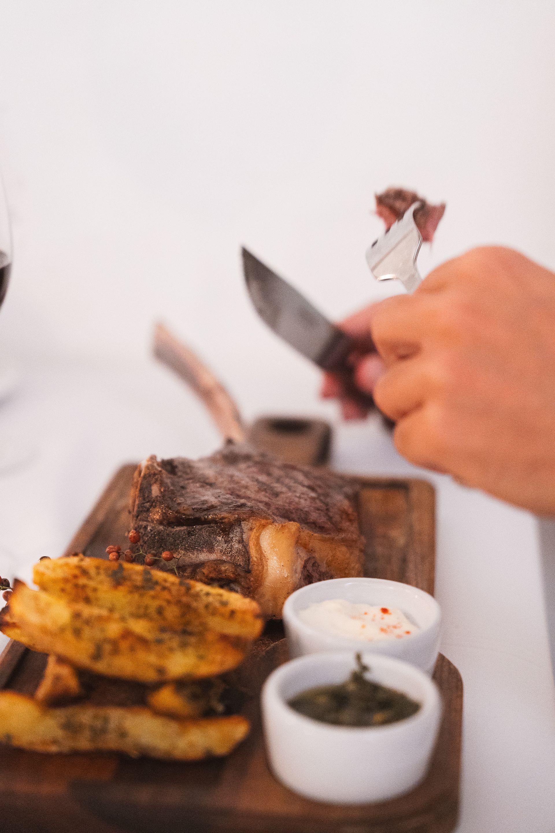 Hay un plato de comida y una botella de vino sobre la mesa.
