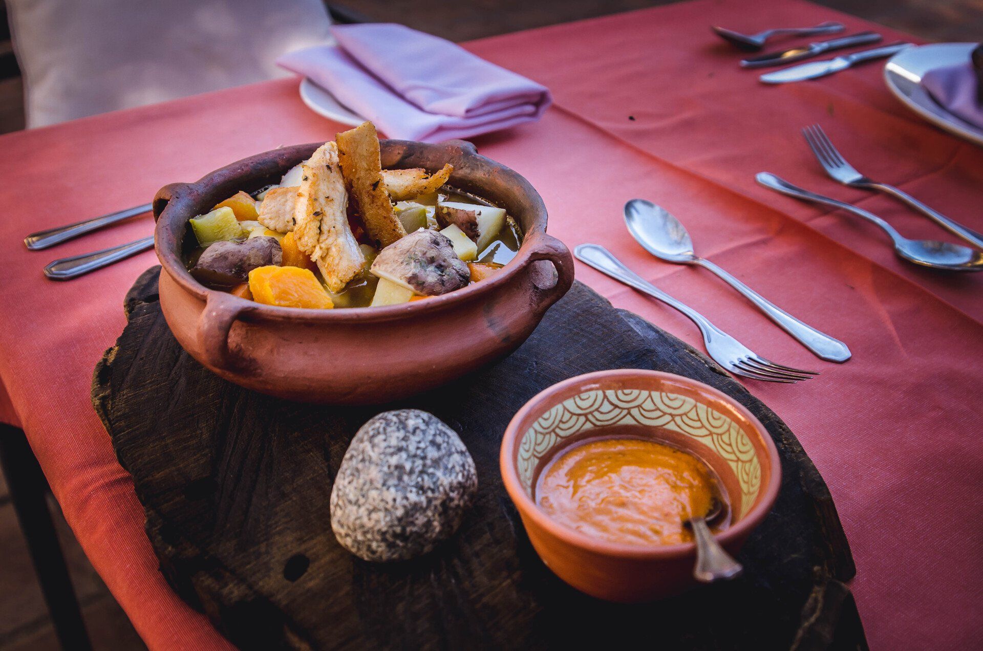 Un plato de sopa y un plato de salsa sobre una mesa.