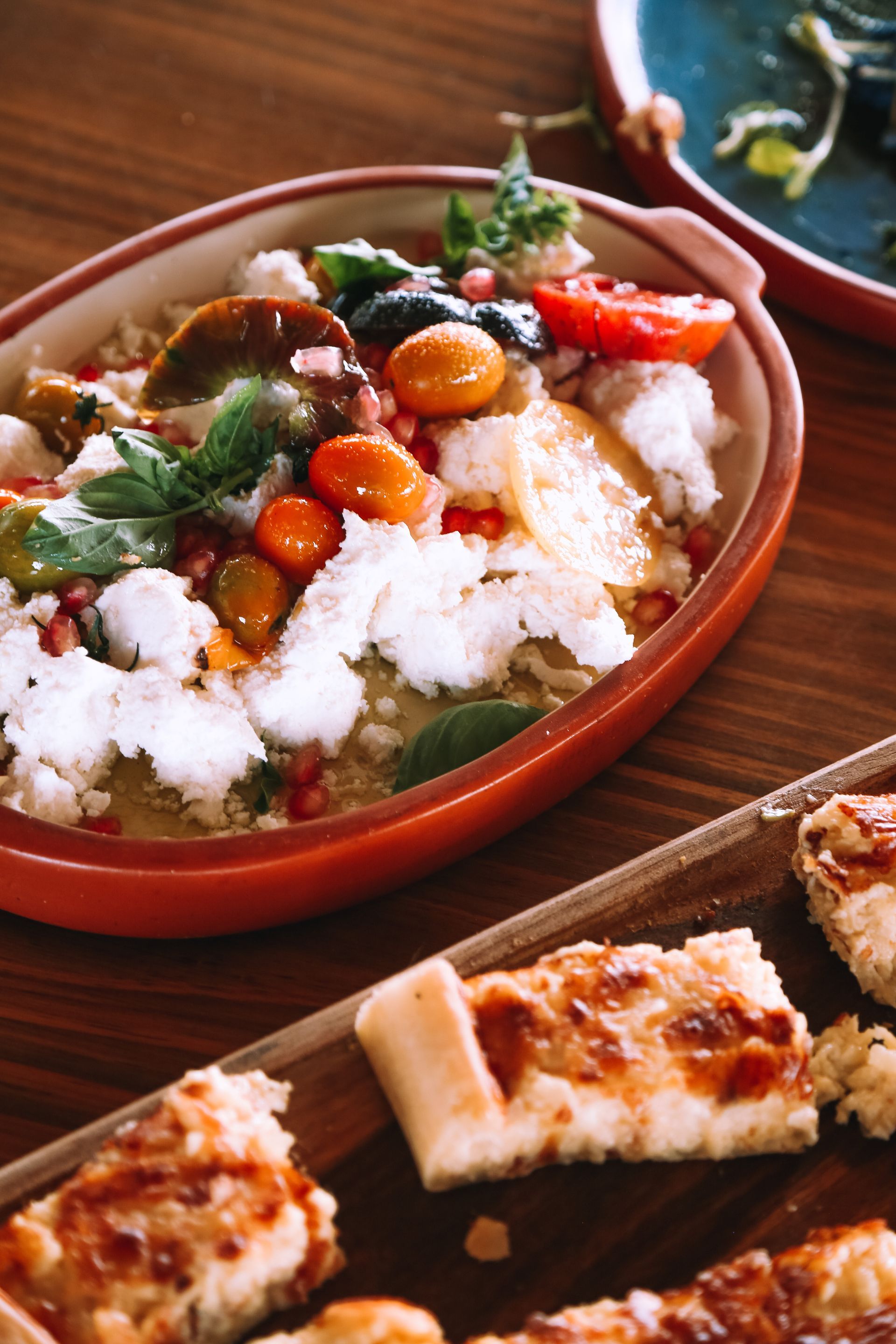 Un primer plano de un plato de comida sobre una mesa.