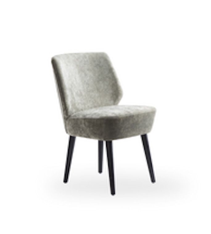 Ein grauer Stuhl mit Holzbeinen auf weißem Hintergrund.