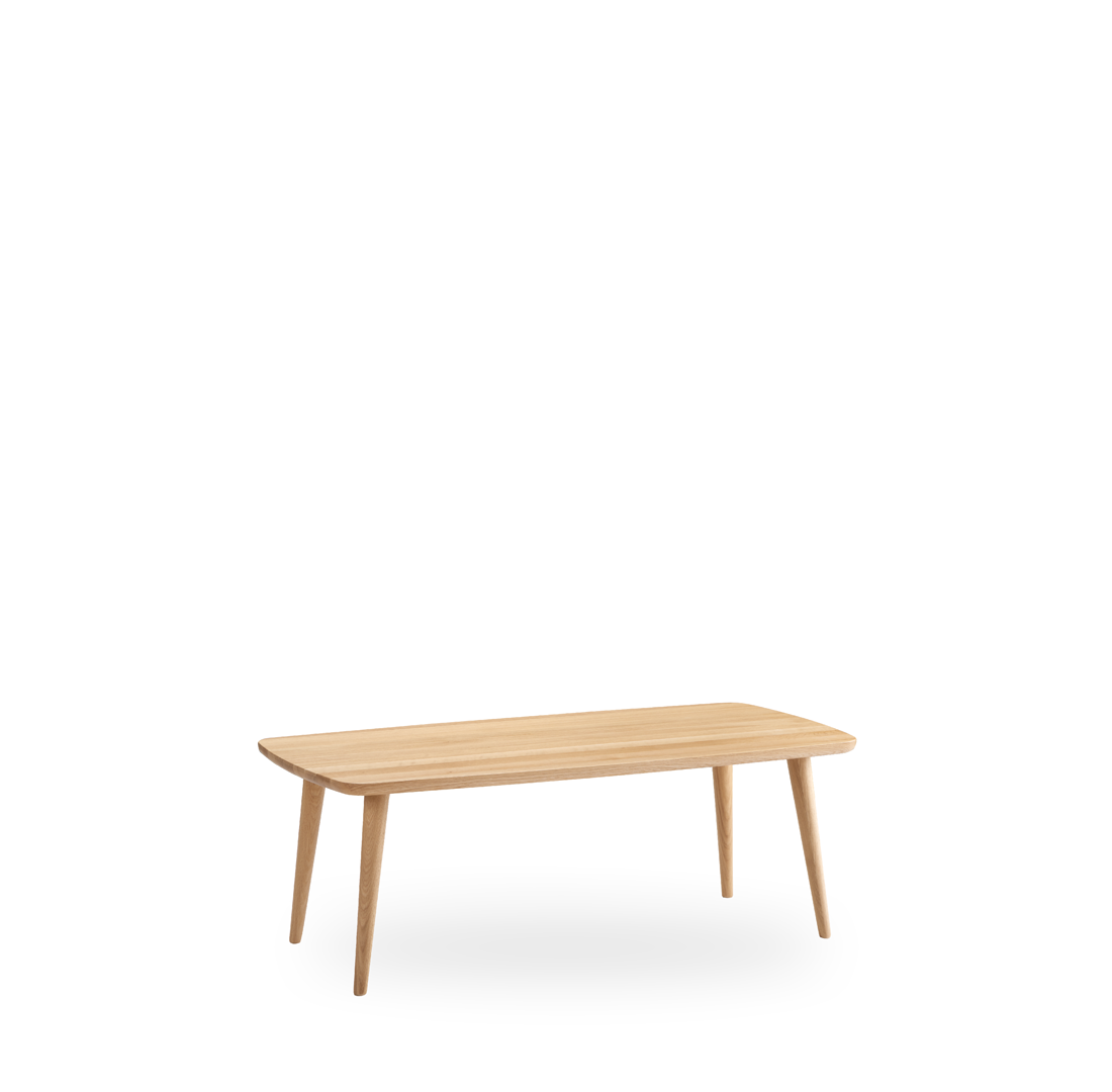 Ein rechteckiger Holztisch mit vier Beinen auf einem weißen Hintergrund.