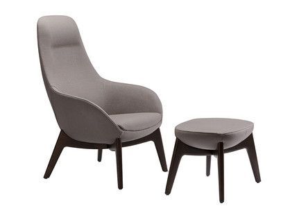 Ein grauer Sessel und ein Hocker auf einem weißen Hintergrund.