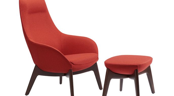 Ein roter Sessel und ein Hocker auf weißem Hintergrund.