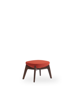 Ein kleiner roter Hocker mit Holzbeinen auf weißem Hintergrund.