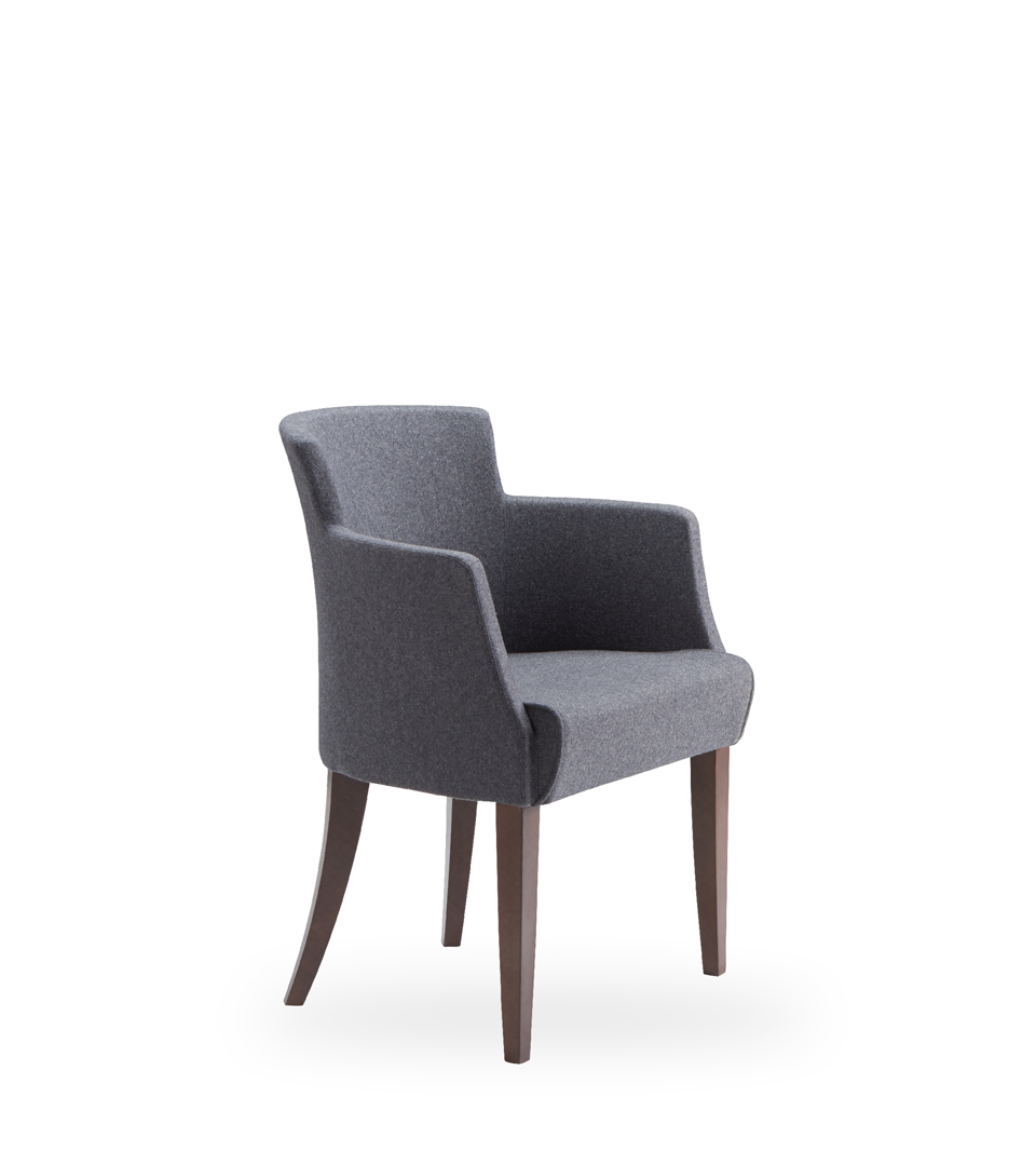 Ein grauer Stuhl mit Holzbeinen und Armlehne auf weißem Hintergrund.